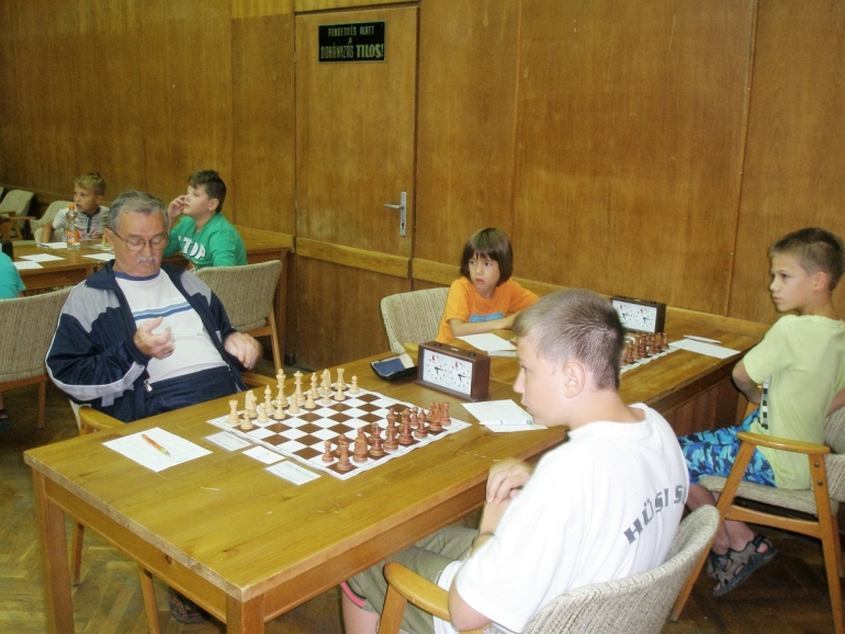 Nyílt sakk-klub a Szent Angélában